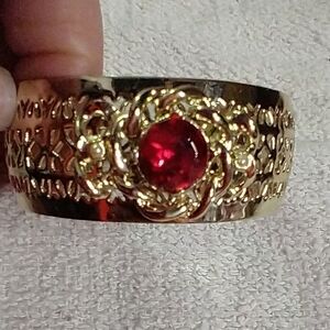Goldtone filigree red ♥️ crystal 🔮 cuff bracelet